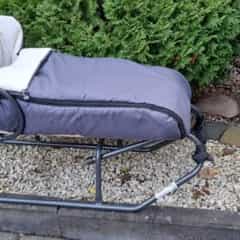 sanki z oparciem i śpiworkiem