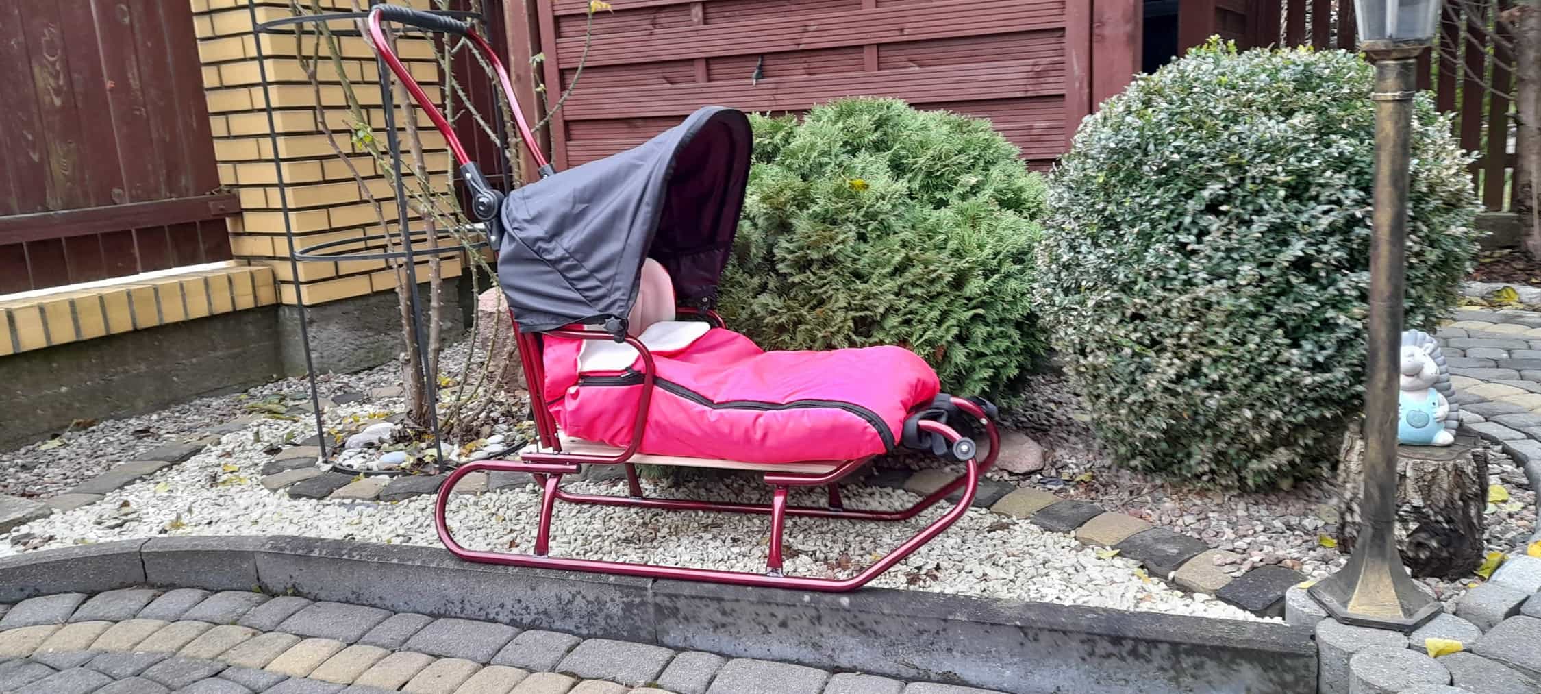 Sanki z pchaczem, daszkiem i ciepłym śpiworkiem. - obrazek 2