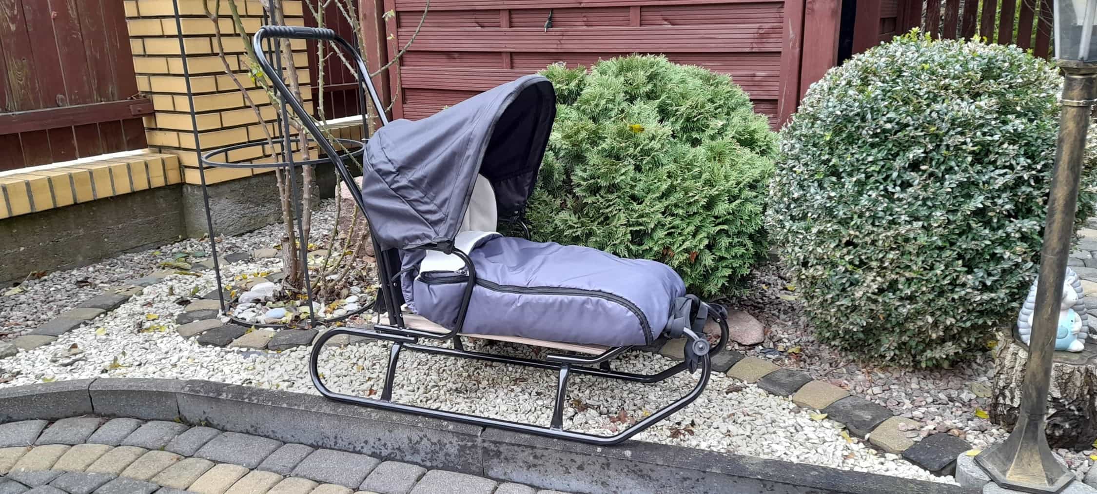 Sanki z pchaczem, daszkiem i ciepłym śpiworkiem. - obrazek 2
