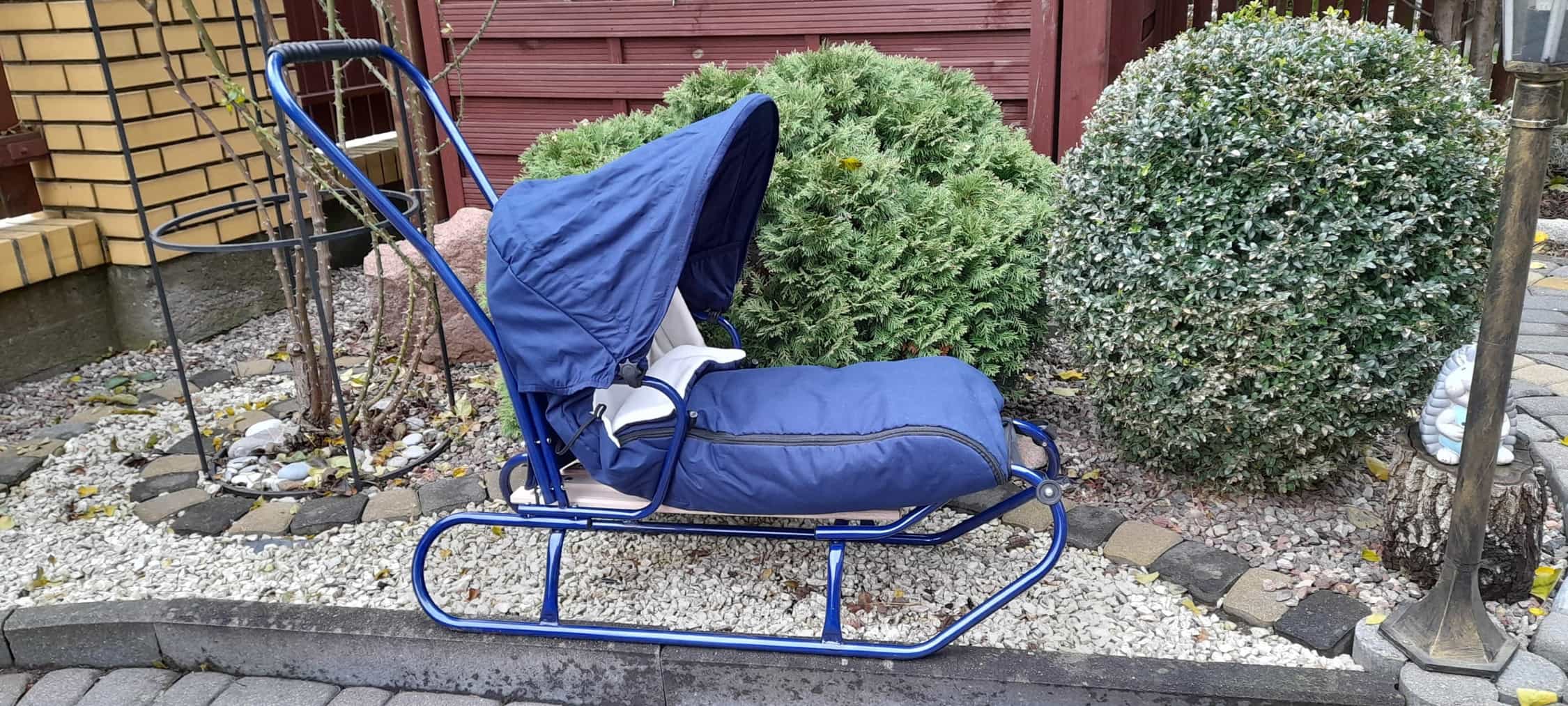 Sanki z pchaczem, daszkiem i ciepłym śpiworkiem. - obrazek 2