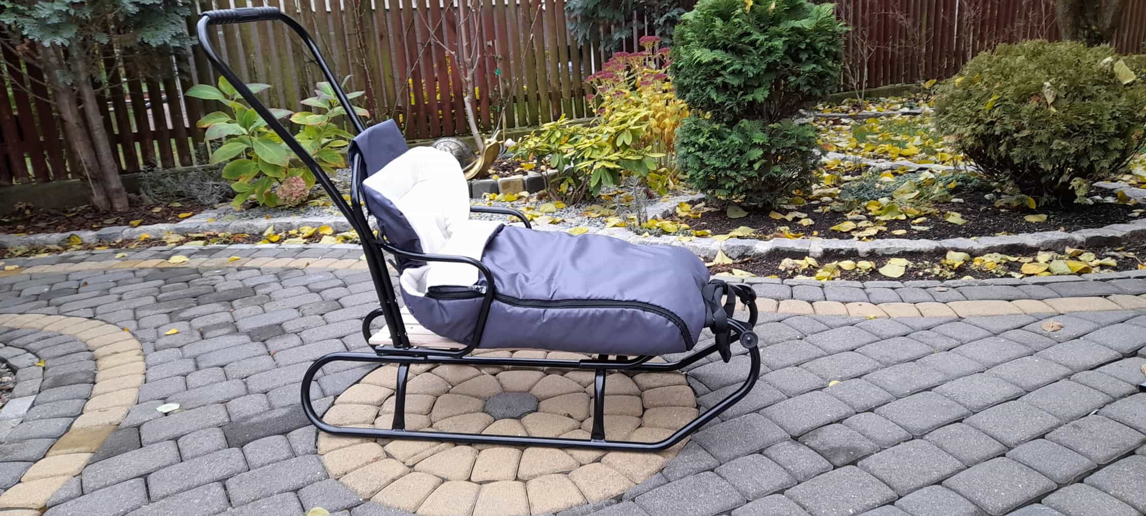 Sanki z pchaczem, daszkiem i ciepłym śpiworkiem. - obrazek 5