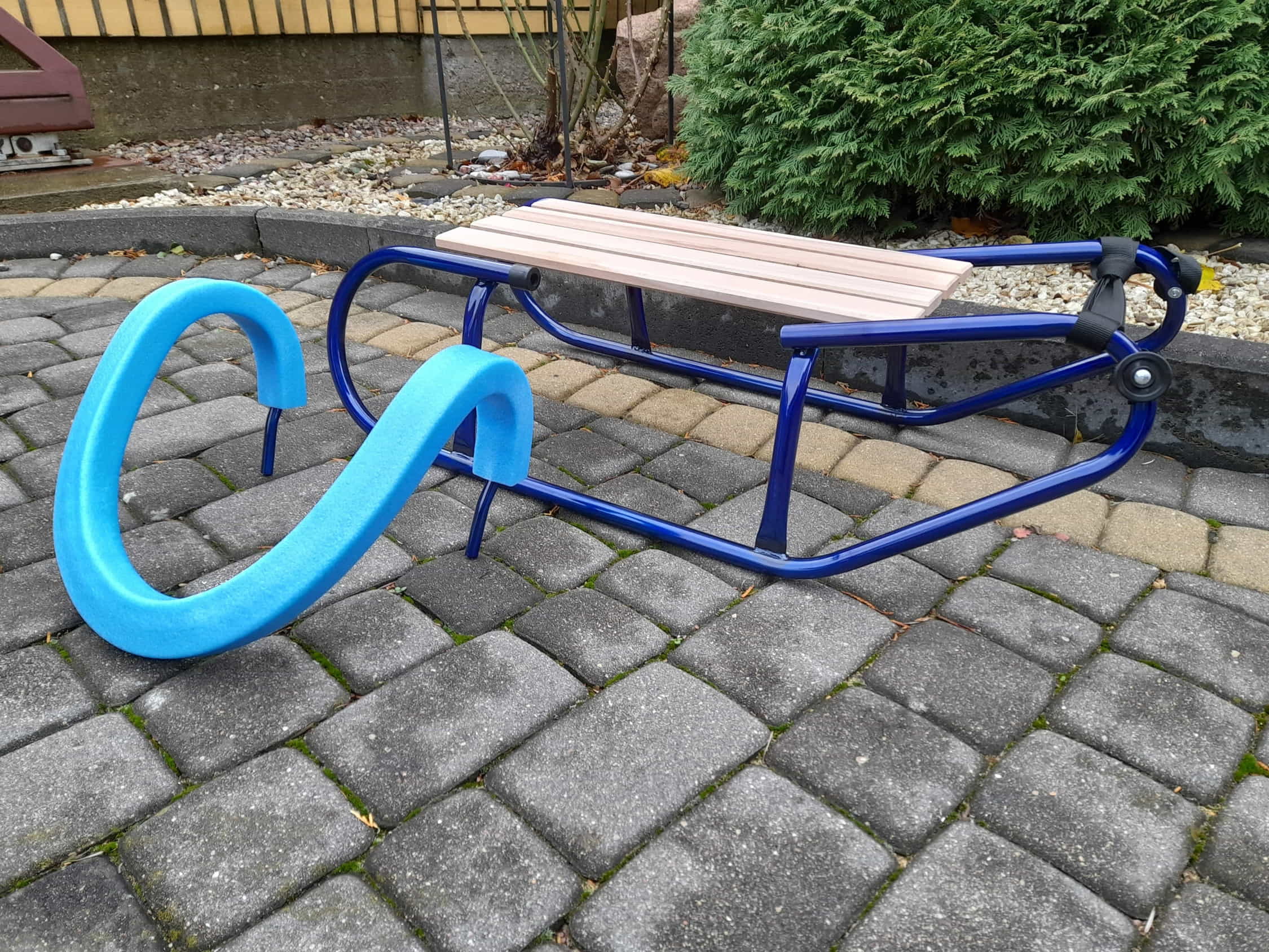 Sanki metalowe z miękkim oparciem SOFT Blue - obrazek 4