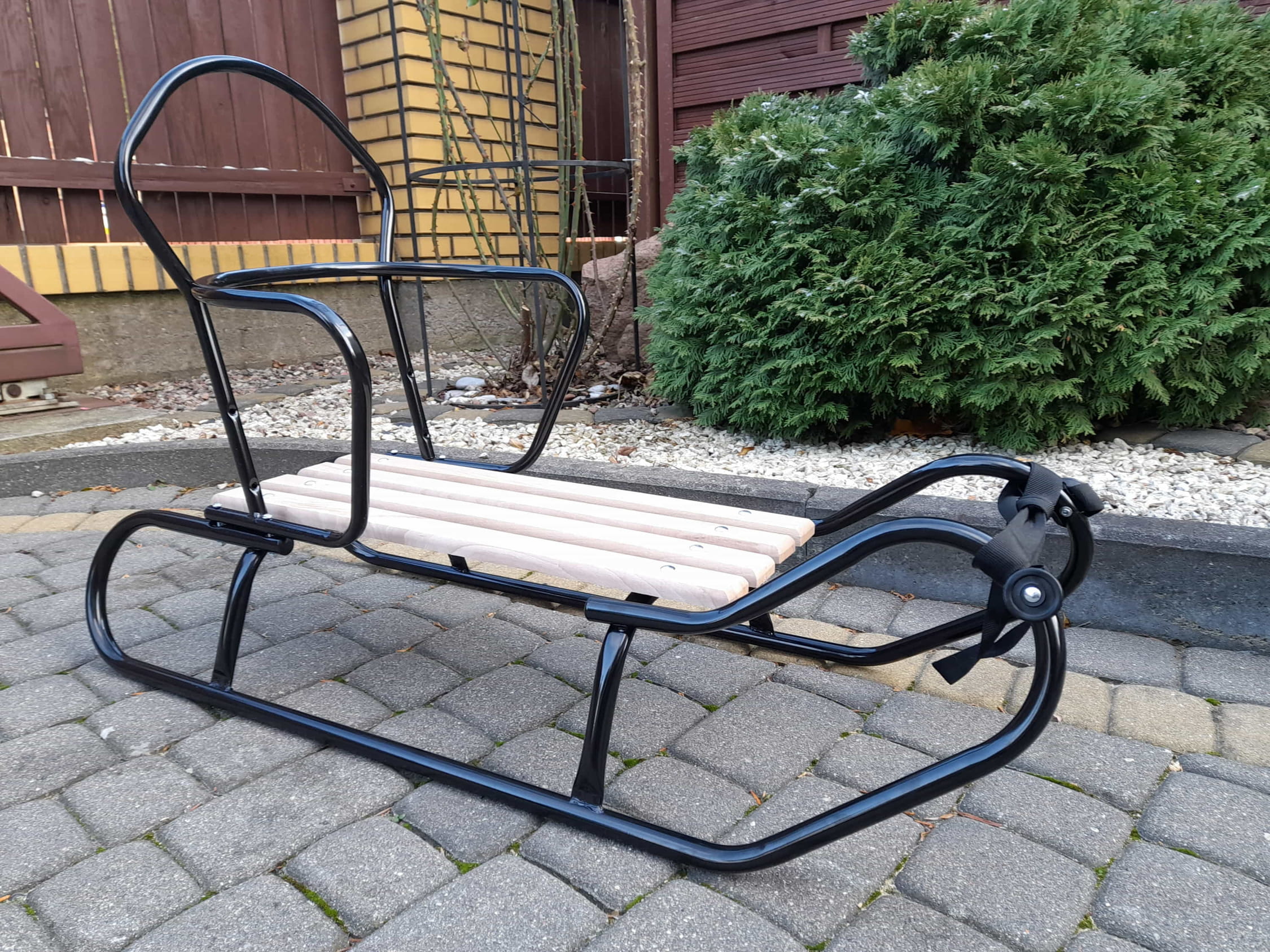 Sanki metalowe z wysokim oparciem