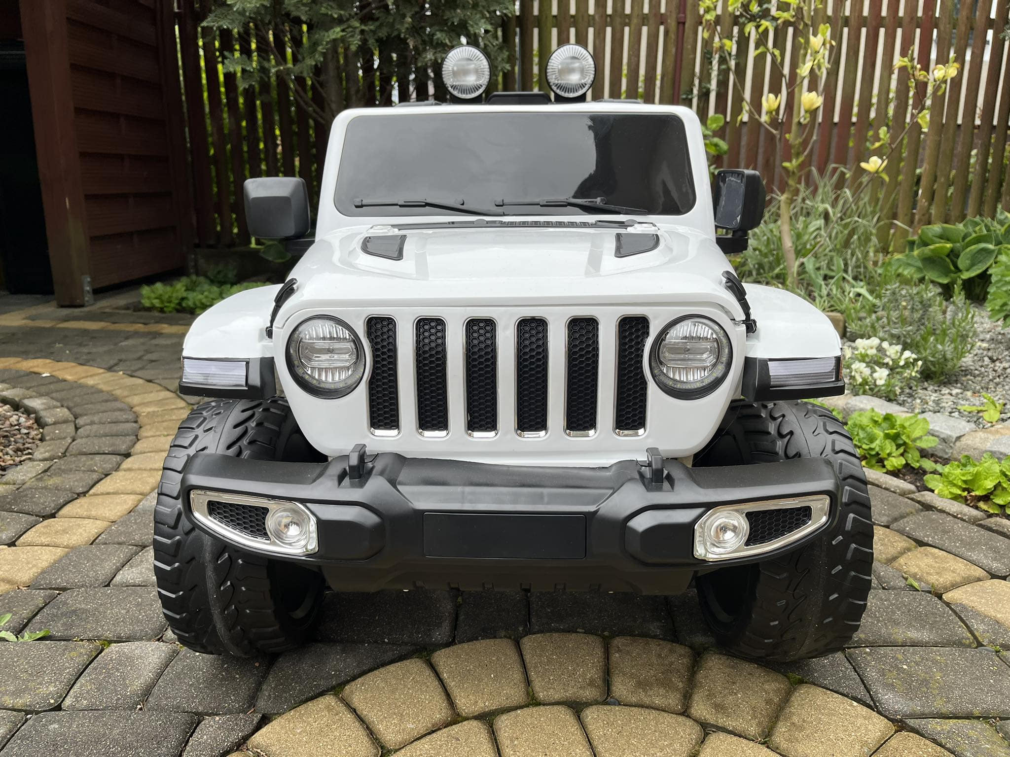 Samochód na akumulator JEEP 4x4 biały. - obrazek 3