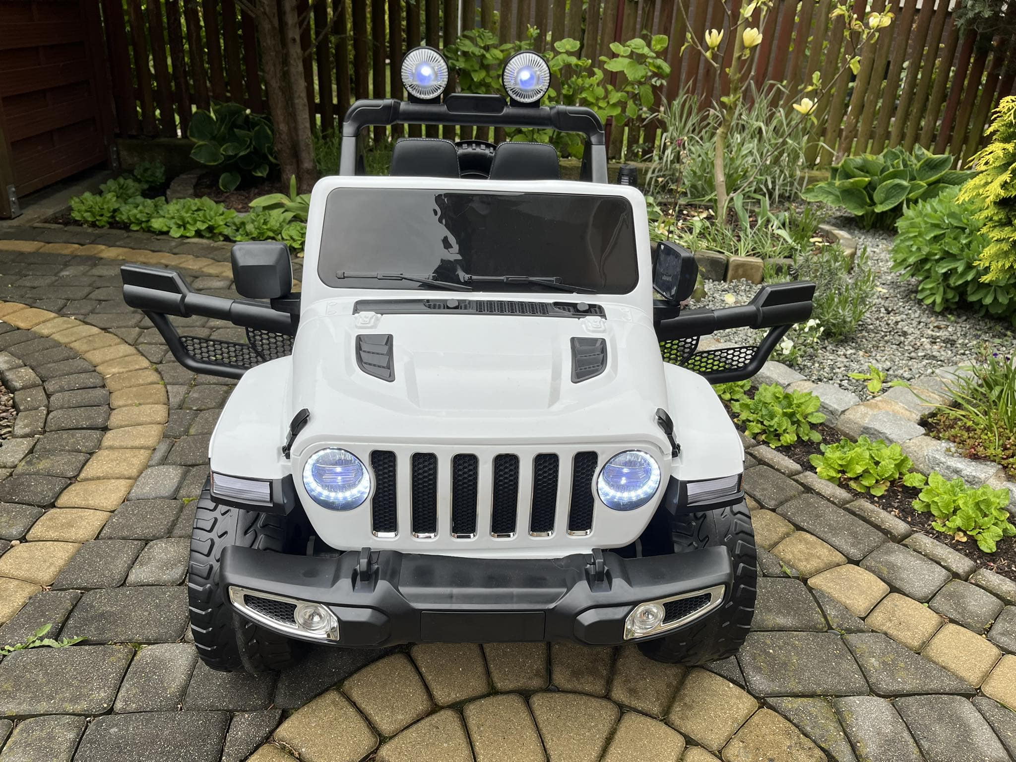 Samochód na akumulator JEEP 4x4 biały. - obrazek 4