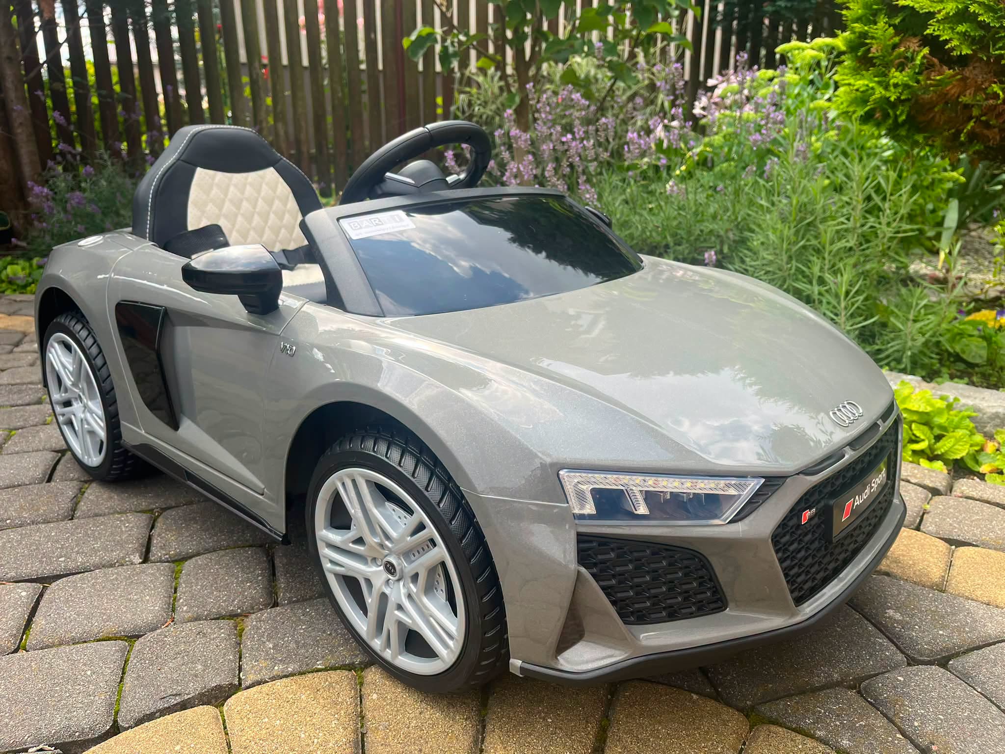 Auto na akumulator Audi R8 Lift srebrne